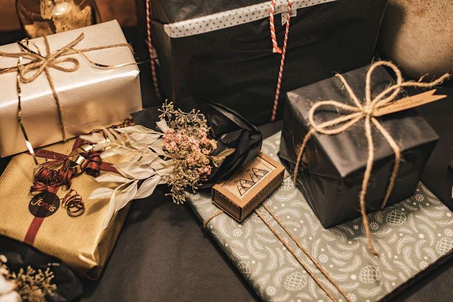 Kado berpita dan hiasan hadiah di atas meja