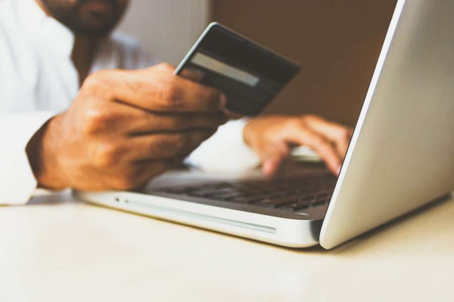 Ponsel menampilkan konfirmasi pembayaran digital di atas meja