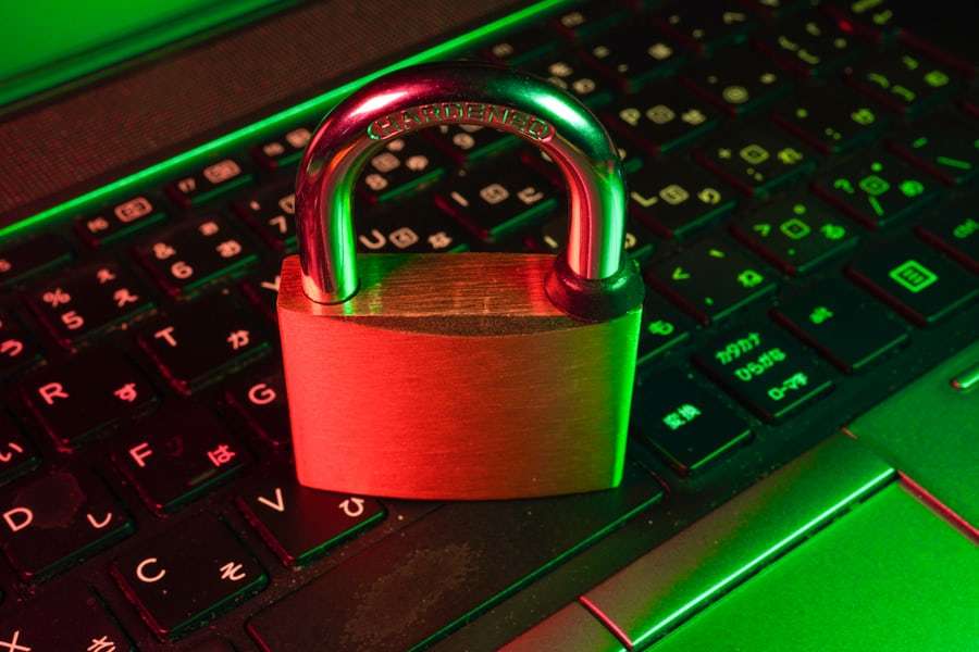 Gembok digital dan lapisan keamanan bercahaya biru