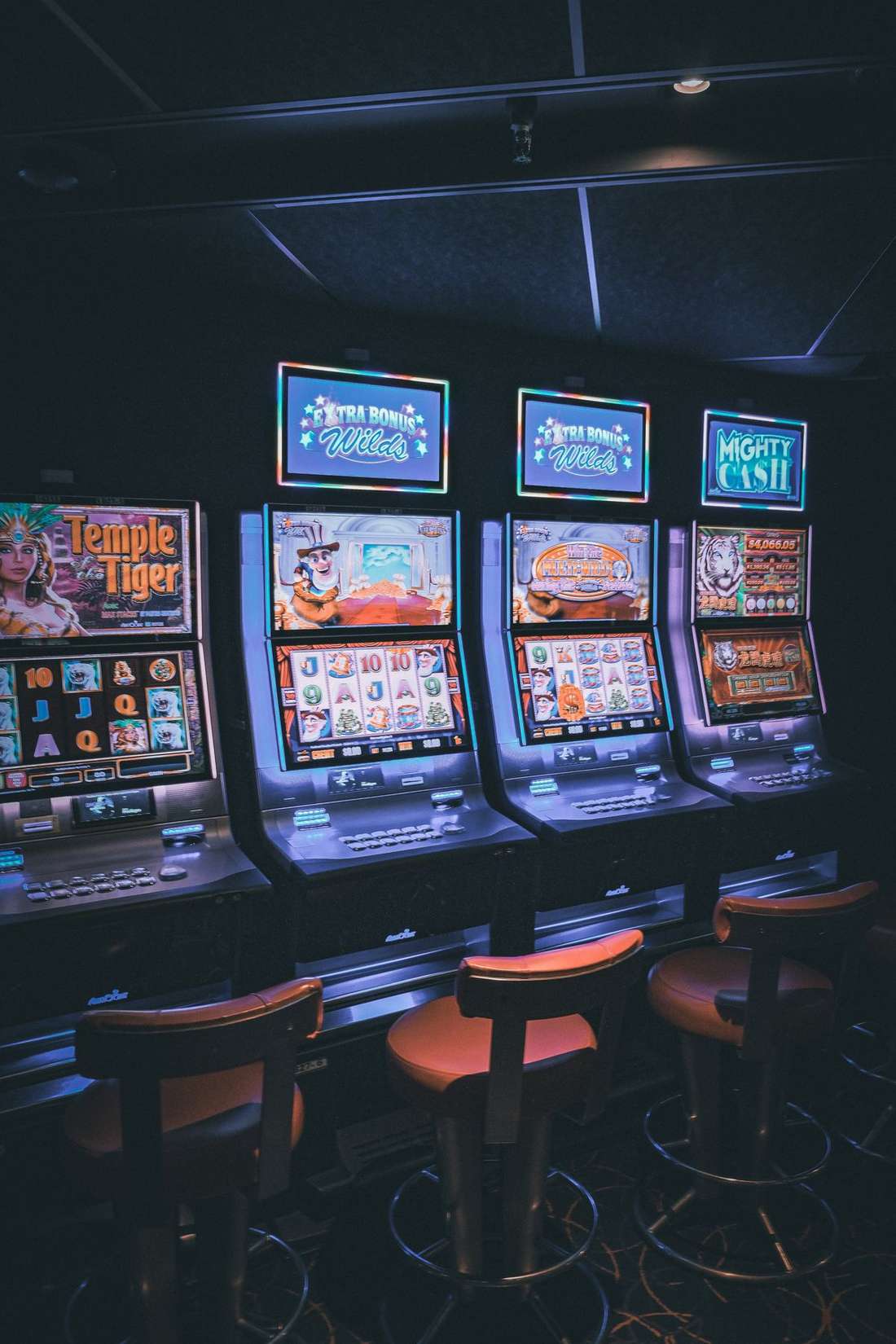 Barisan mesin slot menyala di sepanjang dinding kasino