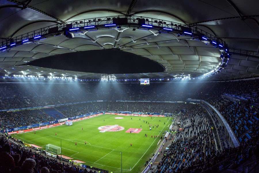 Layar pertandingan olahraga dan bola di lapangan